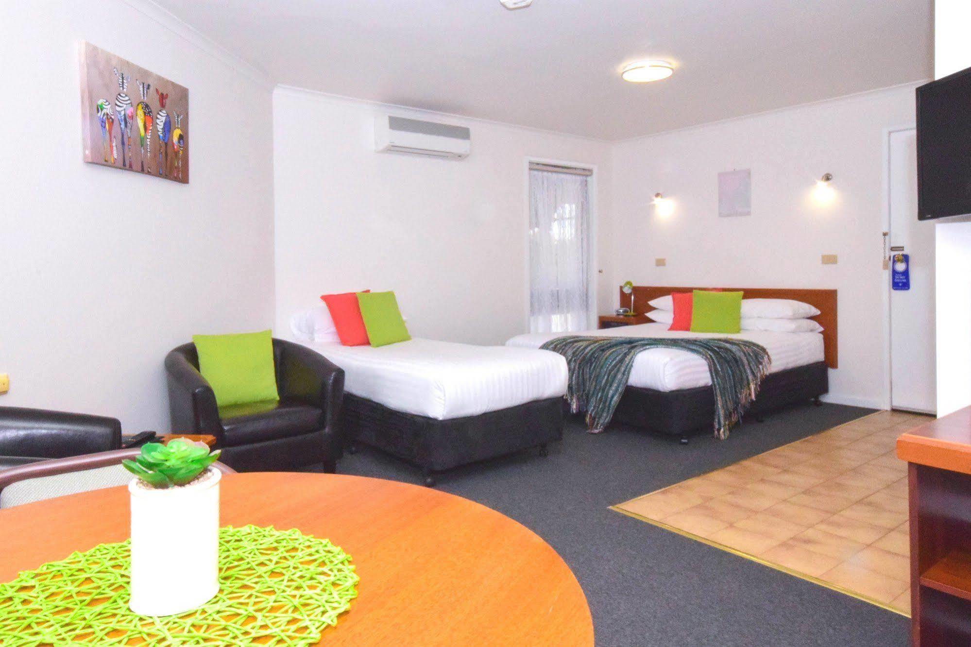 River Country Inn (Adults Only) Моама Экстерьер фото